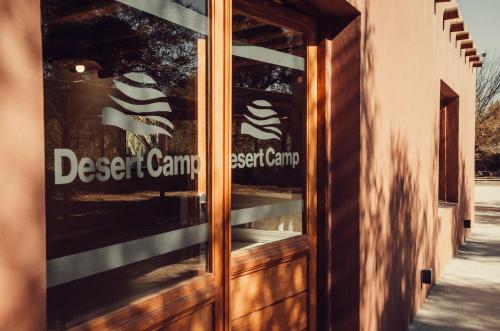 Πιστοποιητικό, βραβείο, πινακίδα ή έγγραφο που προβάλλεται στο Desert Camp