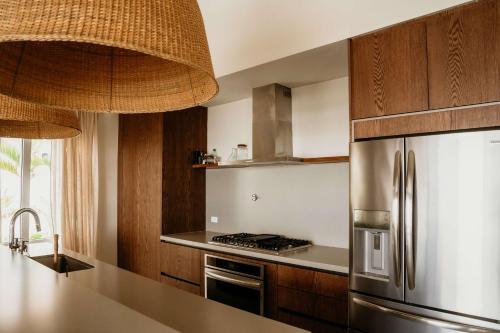 Η κουζίνα ή μικρή κουζίνα στο Beachfront Luxury and Pool 4BR Villa Linda