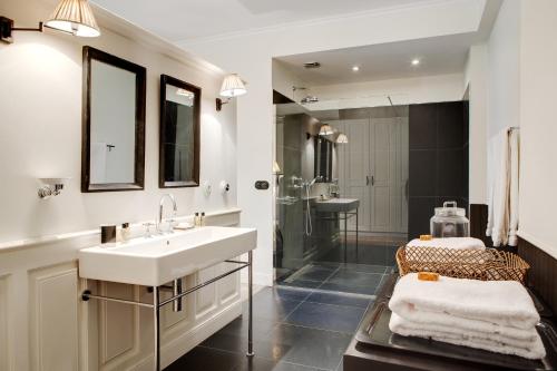 une salle de bain avec un lavabo et une douche dans l'établissement Paris Green House residence, à Paris