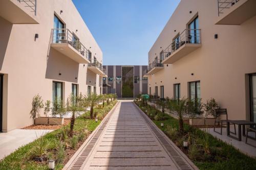 a walkway between two apartment buildings at Hotel Boutique Gualamba in General Pinedo