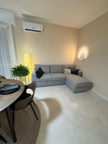 a living room with a couch and a table at Appartamenti a Carpi in Carpi