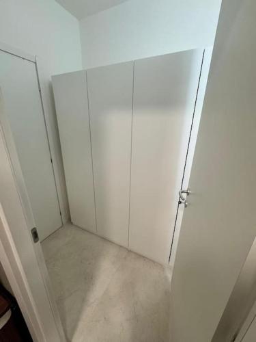 a white room with white walls and a door at Appartamenti a Carpi in Carpi