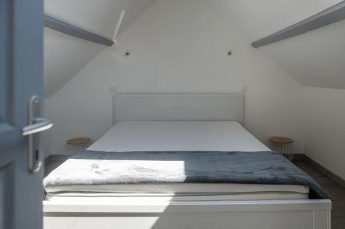 - une petite chambre avec un lit doté d'une couverture bleue dans l'établissement Maison de caractère hyper centre, au Pouliguen