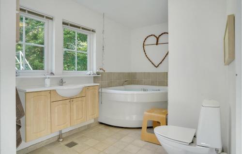 Koupelna v ubytování 2 Bedroom Beautiful Home In Nykøbing Sj