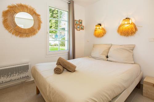 une chambre avec un lit avec un chapeau dessus dans l'établissement Atlantic Selection - Domaine de Bordaberry - Jardin & superbe piscine, à Urrugne