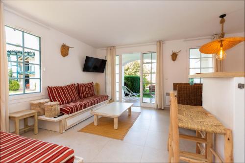 un salon avec un canapé et une table dans l'établissement Atlantic Selection - Domaine de Bordaberry - Jardin & superbe piscine, à Urrugne