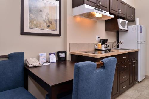 Η κουζίνα ή μικρή κουζίνα στο Chateau All Suites Hotel