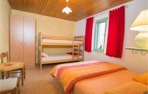 Ένα ή περισσότερα κρεβάτια σε δωμάτιο στο 4 Bedroom Lovely Home In Kostel