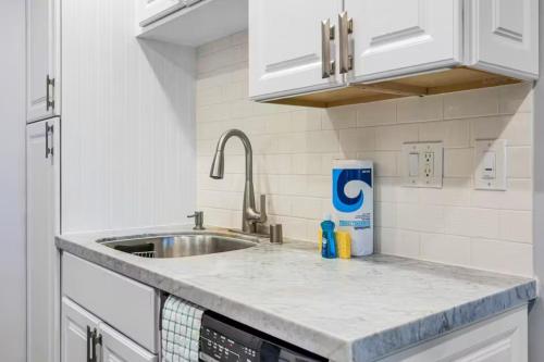 サンディエゴにある2 bed 2 bath penthouse condo with AC and Ocean Viewsの白いキャビネットとシンク付きのキッチン