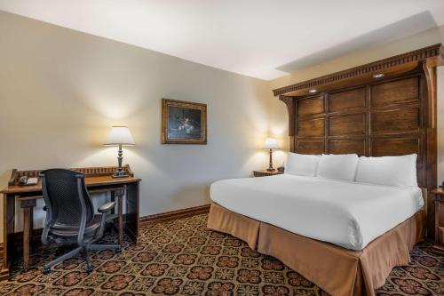 a hotel room with a bed and a desk at Best Western Premier Mariemont Inn in Cincinnati