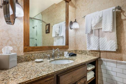 a bathroom with a sink and a mirror at Best Western Premier Mariemont Inn in Cincinnati