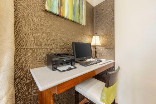 a room with a desk with a computer and a printer at Best Western Plus Sikeston in Sikeston