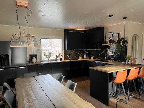 cocina con mesa de madera y mesa de comedor de madera en Reindeer Nest, en Rovaniemi