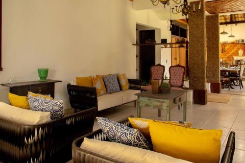 a living room filled with couches and a table at Sítio mini fazenda em Lagoa Santa in Lagoa Santa