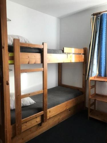 quelques lits superposés dans une chambre dans l'établissement Résidence Eskival - ESKIVAL APPARTEMENT 35M² 4 PERS CENTRE STATION ACCES DIRECT SUR LES PISTES MAE-7608, à Val Thorens