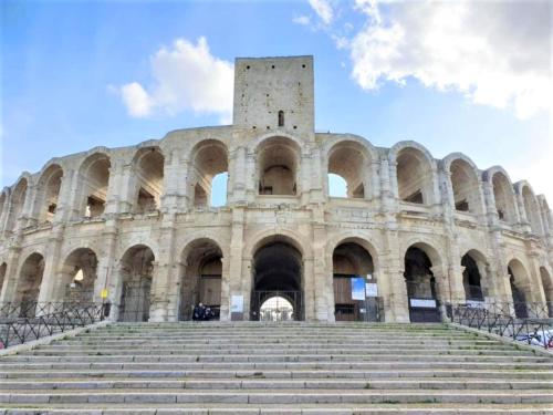 un gran anfiteatro con escaleras delante en La Verrerie, en Arles