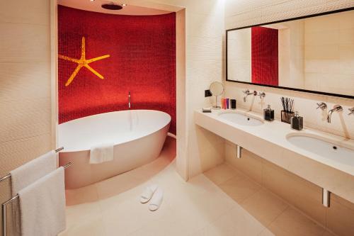 Glam Milano tesisinde bir banyo