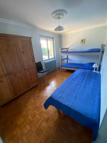 - une chambre avec 2 lits superposés et une chaise dans l'établissement Maison cosy avec piscine, à Paray-le-Monial