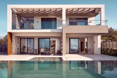 Бассейн в Villa Julieta 1 by Villa Plus или поблизости
