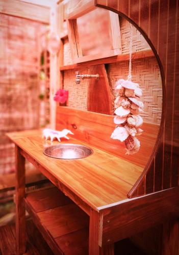 a wooden sink in a room with a mirror at L'Auberge Polynésienne in Tevaitoa
