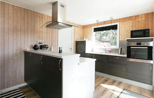 Kuchyň nebo kuchyňský kout v ubytování Three-Bedroom Holiday Home In Aakirkeby