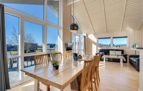 Tarmにある3 Bedroom Lovely Home In Tarmのテーブルと椅子のあるダイニングルームとリビングルーム