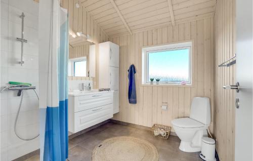 3 Bedroom Lovely Home In Tarmにあるバスルーム