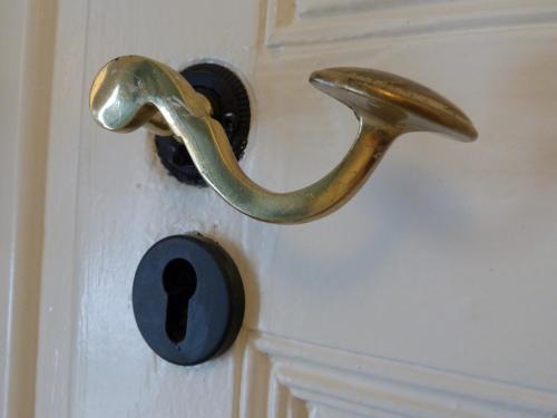 a door with a handle and a keyhole on it at Ferienhäusel am Malerweg mit Terrasse in Bad Schandau