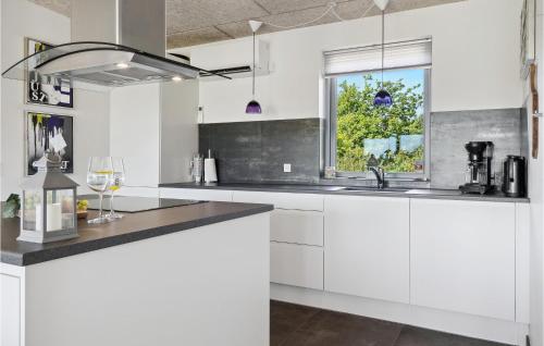 Dapur atau dapur kecil di 4 Bedroom Lovely Home In Skjern