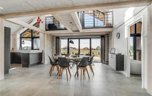 Χώρος καθιστικού στο Gorgeous Home In Skjern With Kitchen