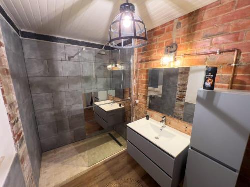 une salle de bain avec un lavabo et un miroir dans l'établissement Chambre individuelle 1, à Ancerville