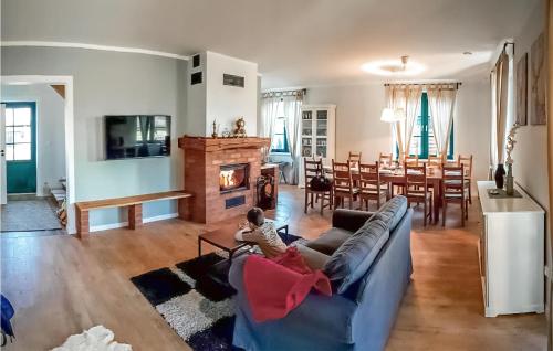 Khu vực ghế ngồi tại Lovely Home In Gizycko With Wifi