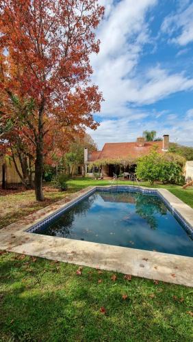 ein Swimmingpool im Hof eines Hauses in der Unterkunft Casa Calandria in Federación