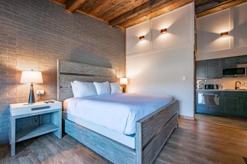 Ένα ή περισσότερα κρεβάτια σε δωμάτιο στο Cove Creek Lodge 206 Standard King Room