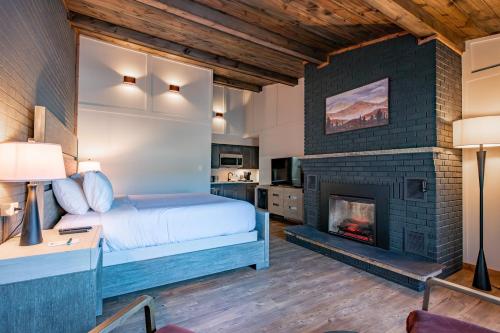 Ένα ή περισσότερα κρεβάτια σε δωμάτιο στο Cove Creek Lodge 206 Standard King Room