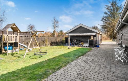 Ο χώρος παιχνιδιού για παιδιά στο Nice Home In Juelsminde With Wifi