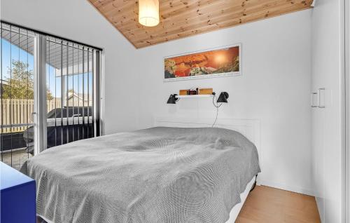 Ένα ή περισσότερα κρεβάτια σε δωμάτιο στο Nice Home In Juelsminde With Wifi