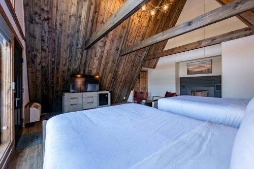 Ένα ή περισσότερα κρεβάτια σε δωμάτιο στο Cove Creek Lodge 207 Standard Double Queen Fireplace Room