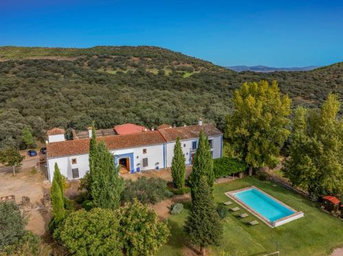 una vista aerea di una casa con piscina di Molino Fuentesanta ad Aracena