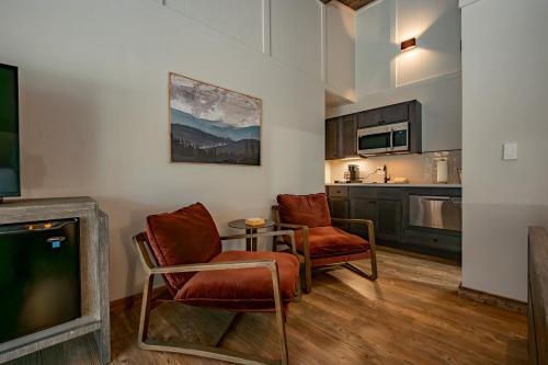 奥克兰Cove Creek Lodge 215 Standard Double Queen Room的有两把椅子和一台电视的客厅