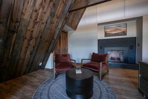 Χώρος καθιστικού στο Cove Creek Lodge 207 Standard Double Queen Fireplace Room
