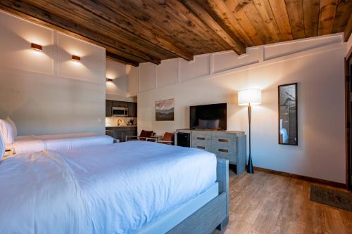 a bedroom with a large bed with a wooden ceiling at Cove Creek Lodge 209 Standard Double Queen Room in Oakland