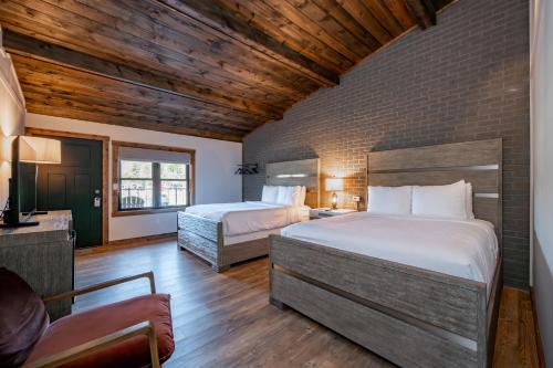 a bedroom with two beds and a tv in it at Cove Creek Lodge 209 Standard Double Queen Room in Oakland