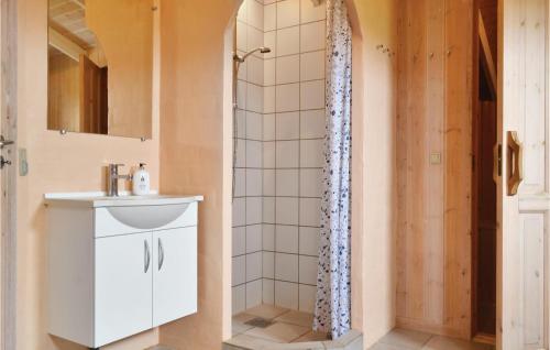 Bilik mandi di Holiday Home Tingodden Hvide Sande Xi Dnmk