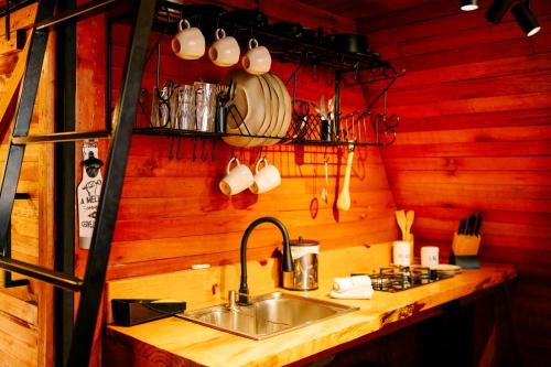 Dapur atau dapur kecil di Chalés Recanto do Vale - TUCANO