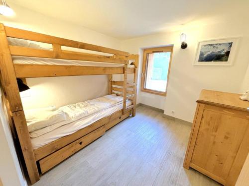 une chambre avec deux lits superposés dans une pièce dans l'établissement Résidence La Croix De Fer - Appartement entièrement rénové à St Martin de Belleville MAE-4784, à Saint-Martin-de-Belleville