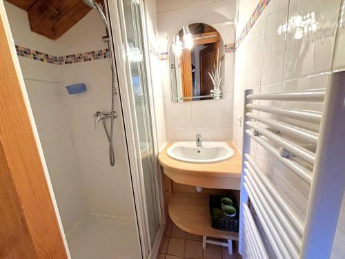 a small bathroom with a sink and a shower at Chalet De Julie - Bel appartement traditionnel 4 pièces sur 2 niveau pour 6 personnes MAE-3734 in Saint-Martin-de-Belleville