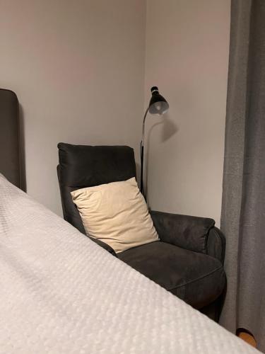 Postel nebo postele na pokoji v ubytování Room in Falun