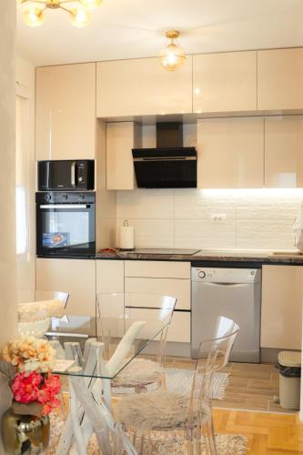 Una cocina o zona de cocina en Apartman Samsara