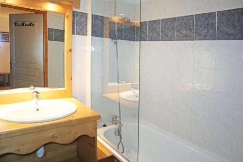 une salle de bain avec un lavabo et une douche dans l'établissement Résidence Les Colchiques - 2 Pièces pour 6 Personnes 621, aux Orres